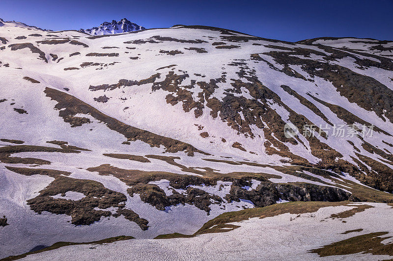 在瓦诺瓦兹的雪顶高山景观，靠近波恩维尔-sur- arc -法国阿尔卑斯山